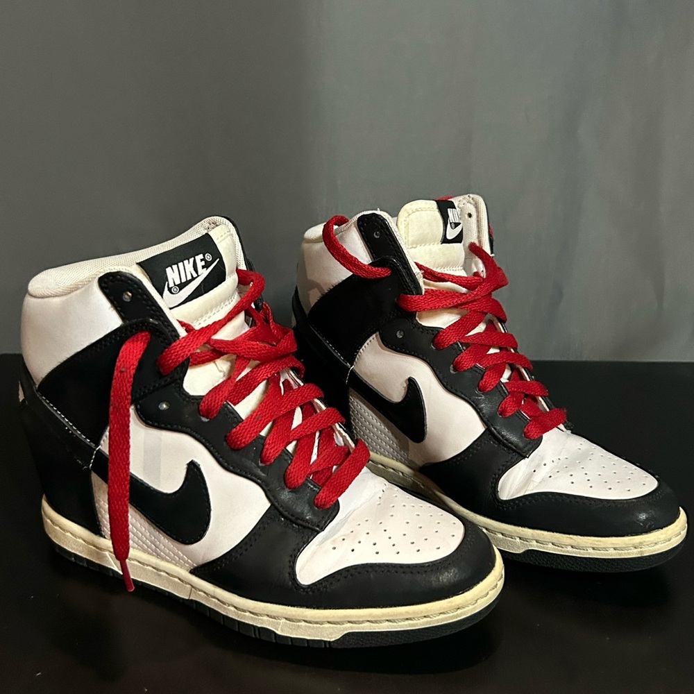 Nike Women's Black and White Sneakers with Red Laces